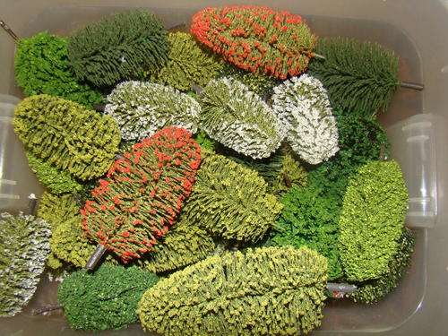40 Trees HO - blooming white and red, dark green, light green - different sizes