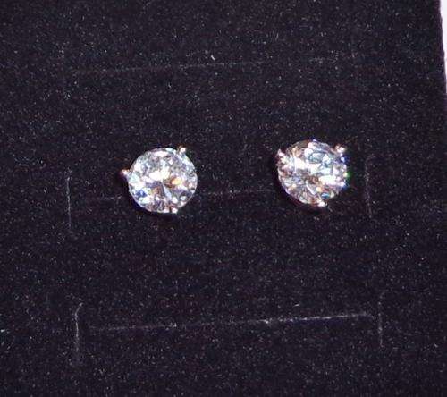 BEAUTIFUL ROUND SHAPED STUD EARRINGS (VALUE R100) - NEW