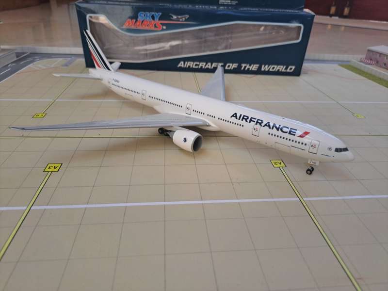 Air France 777-300ER Plastic Model | Skymarks | 1:200 Scale