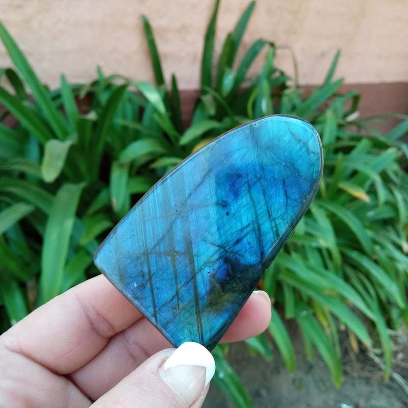 Labradorite palm stone tower - Madagascar - blue flash 130 grams 7.5 cm high