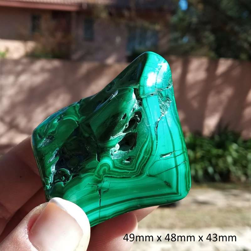 Malachite palm stone pyramid 4 x 6 x 4 cm- DR Congo, Africa - PLEASE READ DESCRIPTIONS