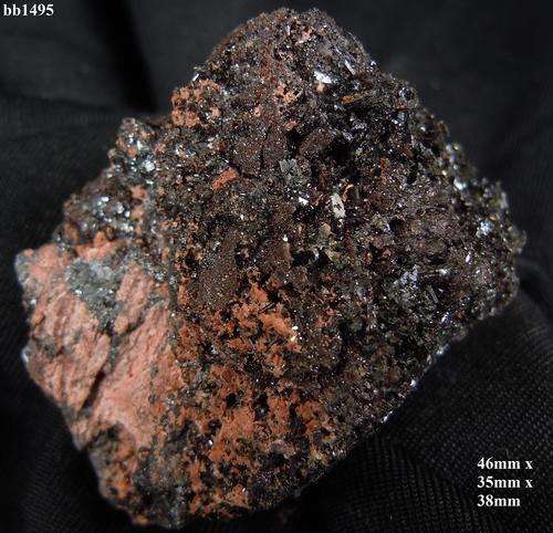 Kalahari manganese fields hausmanite,manganovesuvianite and andradite garnet-South Africa-85gram