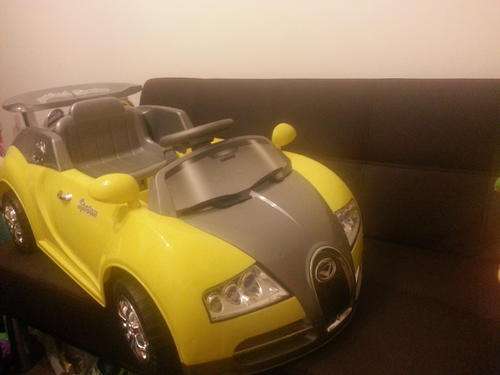 Bugatti Veyron look alike 6V battery operated **Bonus remote for parents**