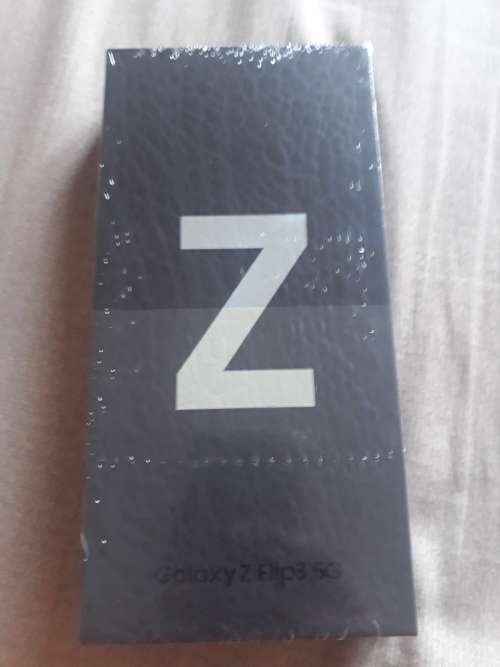 ***Still Sealed*** Samsung Galaxy Z Flip 3 5g (Cream)