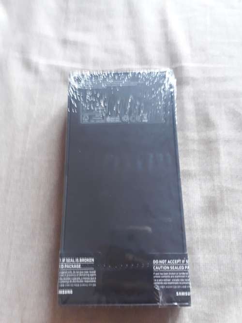***Still Sealed*** Samsung Galaxy Z Flip 3 5g (Cream)