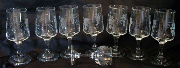 7 GRAPE DESIGN SHERRY GLASSES + 1 LIQUEUR GLASS