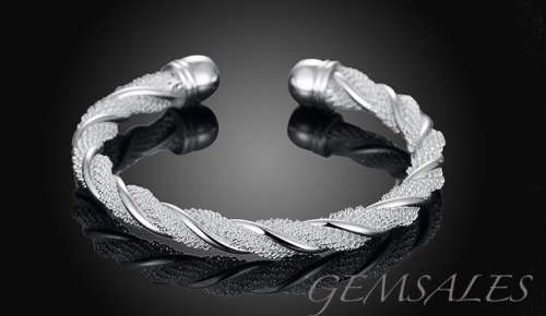 *STUNNING SILVER BANGLE*