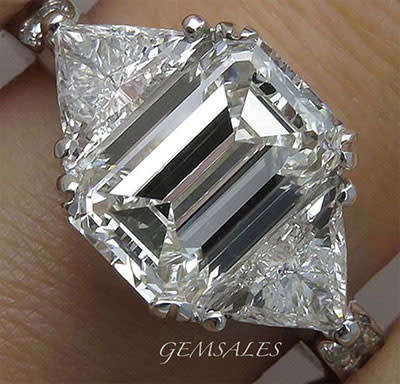 SPECTACULAR 4ct EMERALD CUT *2 X 1ct TRILLION SIDE STONES* S925 SIZES    6 - 7 - 8 - 9     AVAILABLE