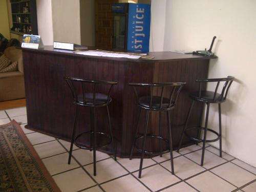 Bar counter with 4 chairs
