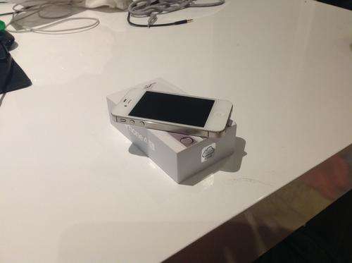 iPhone 4S 32GB White - practically new with 3 covers and screen protector