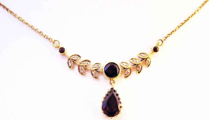 Beautiful 9K Gold, Garnets and Diamonds Necklace.