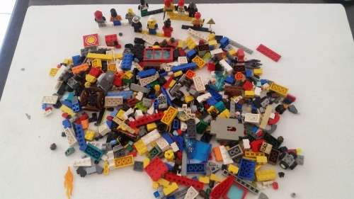 Selection of genuine secondhand LEGO pieces and parts, 572 g