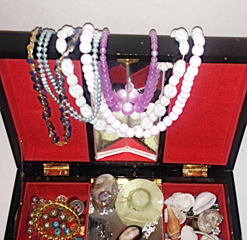 VINTAGE - Black JAPANESE Lacquer Musical Jewellery Box, w/Random Jewellery inside