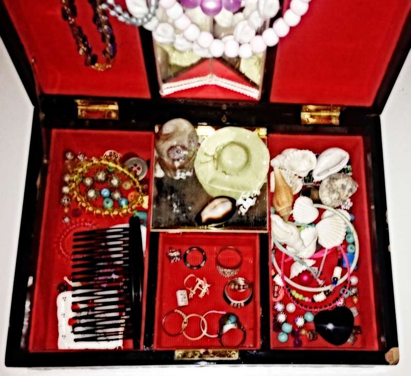 VINTAGE - Black JAPANESE Lacquer Musical Jewellery Box, w/Random Jewellery inside