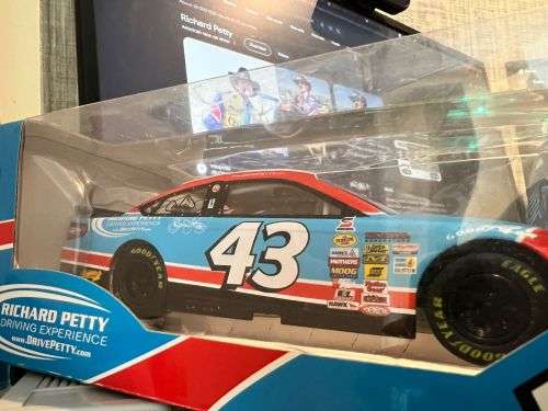 MODEL CAR  RICHARD PETTY NASCAR