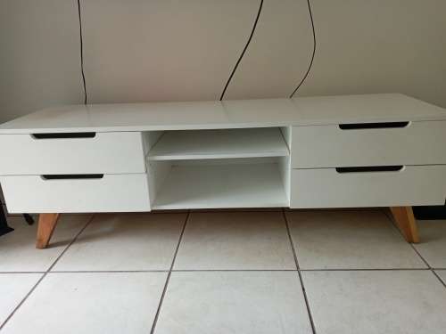 TV UNIT AND COFFEE TABLE WHITE WITH WOODEN LEGS