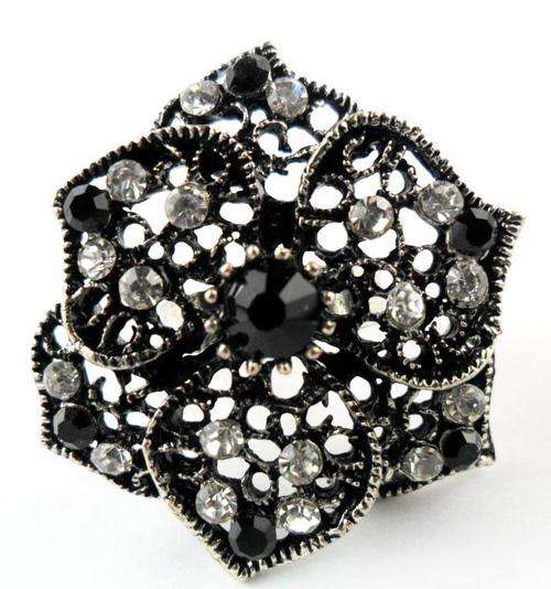 Lovely Lady's Dress Ring !