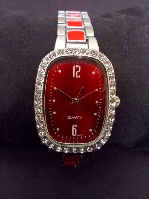 LADIES  WATCH STUNNING