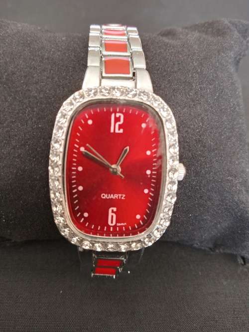 LADIES  WATCH STUNNING
