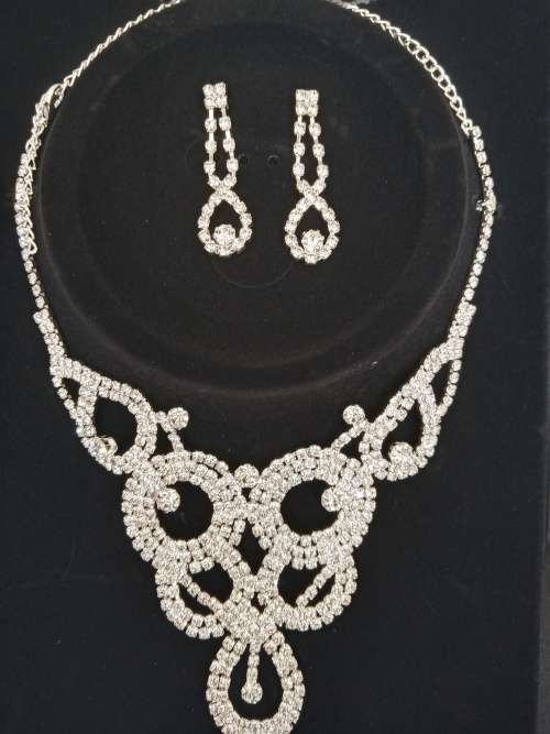 LADIES NECKCHAIN WITH EARRING SET