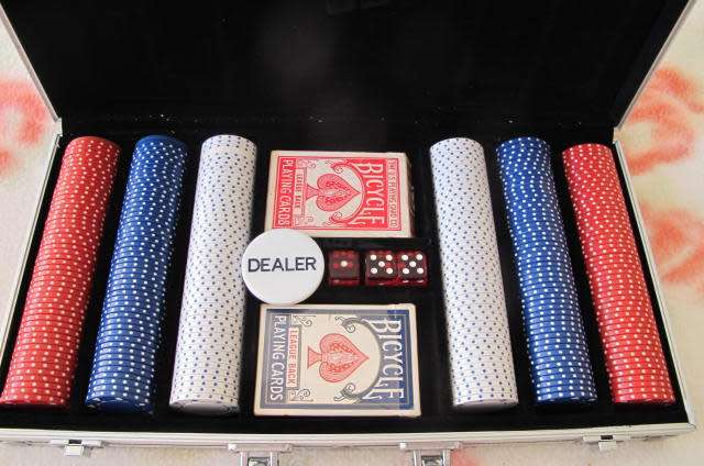 Poker Set 300 Piece Set with Aluminum Case,2 Decks of Cards, Dealer Button and 3 Dice - Second Hand