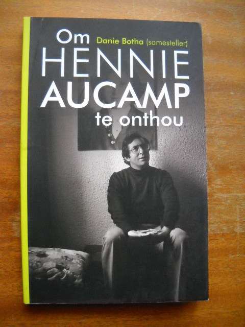 OM HENNIE AUCAMP TE ONTHOU  Samesteller: Danie Botha  Eerste uitgawe, eerste druk 2015