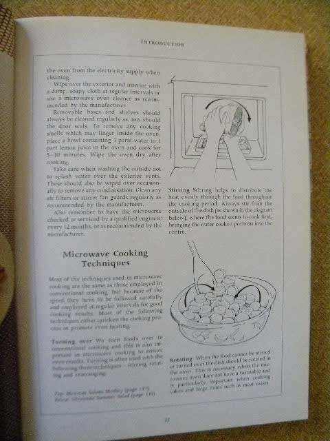 THE COMPLETE BOOK OF MICROWAVE COOKING   by Carol Bowen