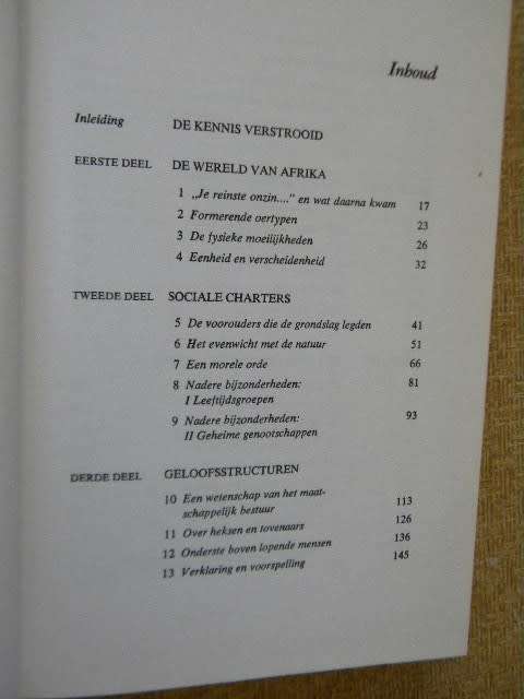 AFRIKANEN  Een inleiding tot bun cultuur  by Basil Davidson  Vertaling: Margrit de Sablonier