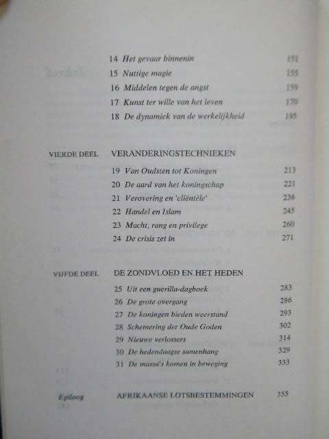AFRIKANEN  Een inleiding tot bun cultuur  by Basil Davidson  Vertaling: Margrit de Sablonier