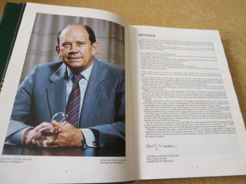 SUID-AFRIKAANSE WEERMAG: OORSIG / SOUTH AFRICAN DEFENCE FORCE: REVIEW
