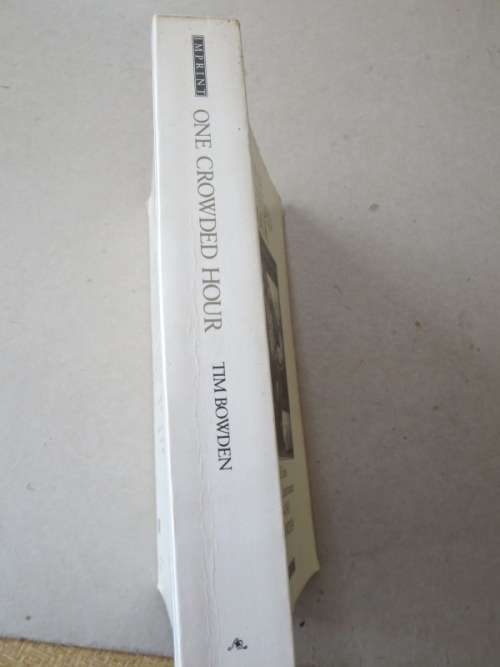 ONE CROWDED HOUR  Neil Davis Combat Cameraman 1934-1985  by Tim Bowden