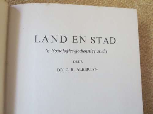 LAND EN STAD  deur Dr. J. R. Albertyn  `n Sosiologiese-godsdienstige studie