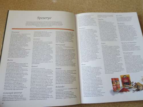 DIE SUID-AFRIKAANSE KRUIE en SPESERY-KOOKBOEK  Samesteller: Sonja Davis