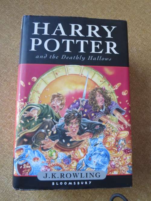 HARRY POTTER AND THE DEATHLY HALLOWS  by J. K. Rowling