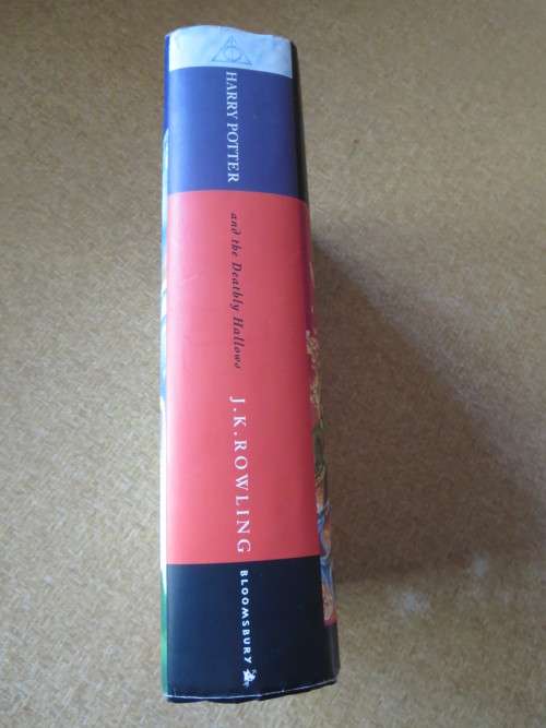 HARRY POTTER AND THE DEATHLY HALLOWS  by J. K. Rowling