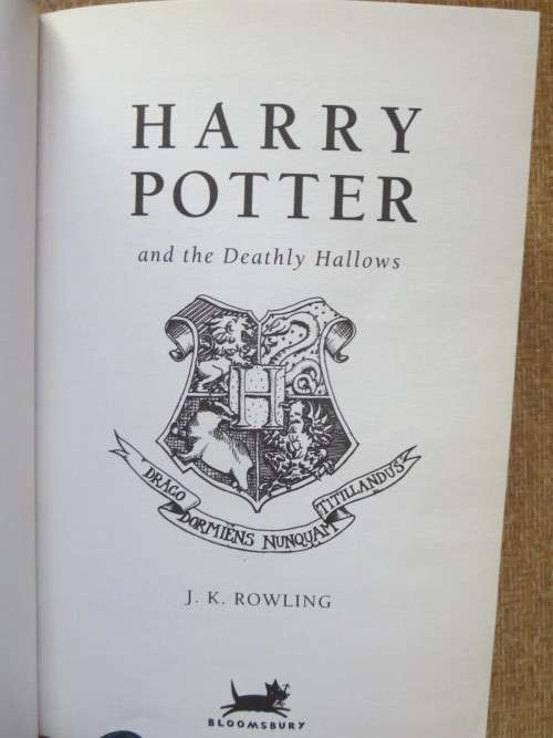 HARRY POTTER AND THE DEATHLY HALLOWS  by J. K. Rowling