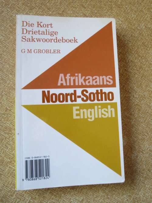 DIE KORT DRIETALIGE WOORDEBOEK: Afrikaans, N-Sotho and English  deur G. M. Grobler