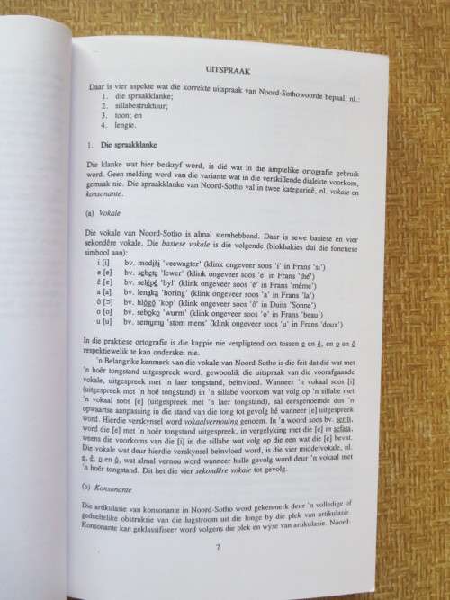 DIE KORT DRIETALIGE WOORDEBOEK: Afrikaans, N-Sotho and English  deur G. M. Grobler