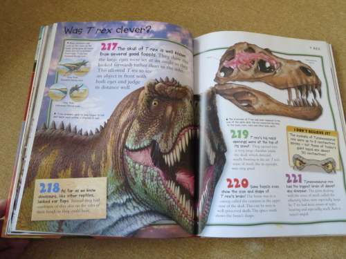 CHILDREN`S ENCYCLOPEDIA: DINOSAURS AND PREHISTORIC LIFE  by Miles Kelly Publishing