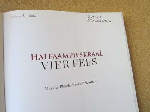 HALFAAMPIESKRAAL VIER FEES  deur Maia du Plessis and Simon Scarboro