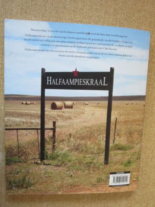 HALFAAMPIESKRAAL VIER FEES  deur Maia du Plessis and Simon Scarboro