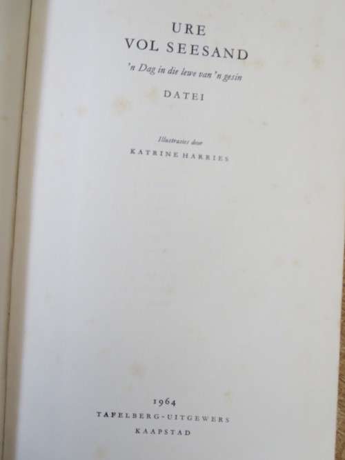 URE VOL SEESAND  deur DATEI (Pieter Cornelius Johannes Jordaan)  Illustrasies: Katrine Harries