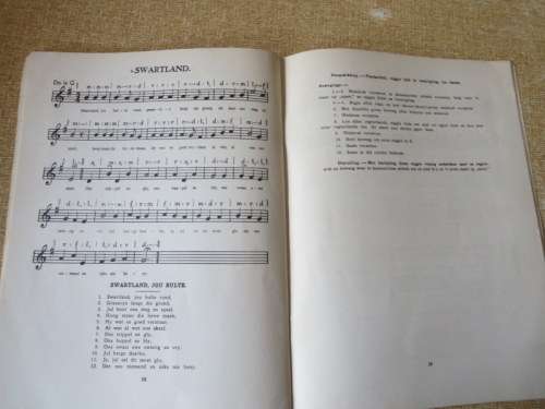 NUWE VOLKSPELE  deur Hester Morrison  MUSIEK & LIEDJIES deur M.L. de Villiers