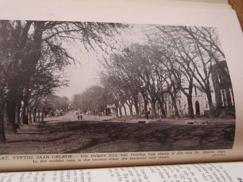 DIE PAARL  1657 - 1952  SY ONTSTAAN EN GROEI  deur W. A. Joubert