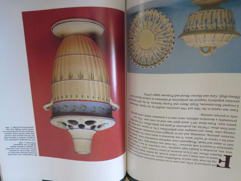 THE COLLECTOR`S WEDGWOOD  by Robin Reilly