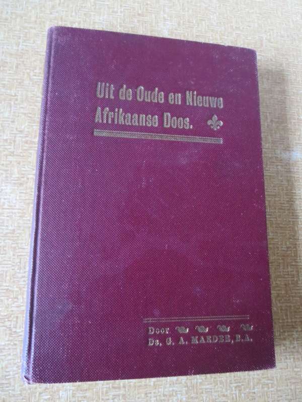 UIT DE OUDE EN NIEUWE AFRIKAANSE DOOS.    (P)