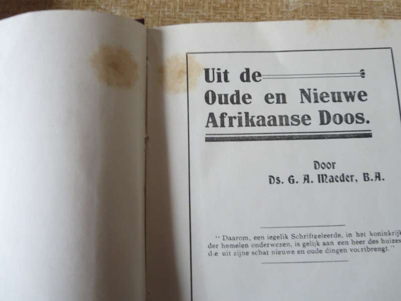 UIT DE OUDE EN NIEUWE AFRIKAANSE DOOS.    (P)
