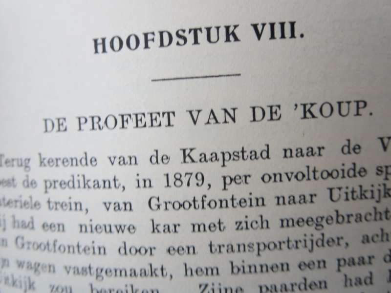 UIT DE OUDE EN NIEUWE AFRIKAANSE DOOS.    (P)