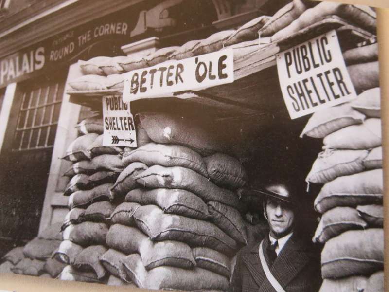 THE BLITZ ON BRITAIN. Day by Day - The headlines as they were made. Maureen Hill & James Alexander.