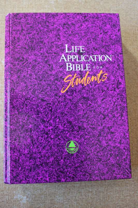 LIFE APPLICATION BIBLE FOR STUDENTS.